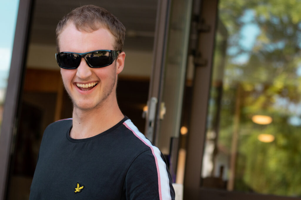 Linus Johansson står leendes i en dörröppning.